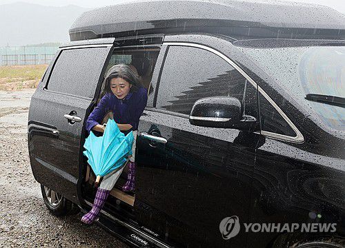 차에서 내리는 김행 후보자(부안=연합뉴스) 정경재 기자 = 김행 여성가족부 장관 후보자가 20일 전북 부안군에서 새만금 세계스카우트잼버리 야영장을 둘러보기 위해 차에서 내리고 있다. 2023.9.20 jaya@yna.co.kr