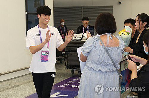 팬들과 인사하는 황선우(항저우=연합뉴스) 최재구 기자 = 2022 항저우 아시안게임에 출전하는 대한민국 수영대표팀의 황선우가 21일 중국 항저우 샤오산 국제공항으로 입국해 팬서비스하고 있다.  2023.9.21 jjaeck9@yna.co.kr