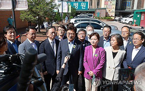 취재진 질문에 답하는 우원식 의원(서울=연합뉴스) 한종찬 기자 = 22일 오전 더불어민주당 이재명 대표가 병상 단식을 이어가고 있는 가운데 서울 중랑구 녹색병원 앞에서 이 대표와 면담을 마친 민주당 우원식 의원이 취재진 질문에 답하고 있다. 2023.9.22 saba@yna.co.kr