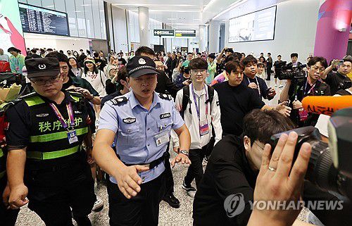 공항 나서는 '페이커' 이상혁(항저우=연합뉴스) 박동주 기자 = 항저우 아시안게임에 출전하는 대한민국 e스포츠 국가대표팀 '페이커' 이상혁이 22일 오후 중국 항저우 샤오산 국제공항을 통해 입국, 공항을 빠져나가고 있다. 2023.9.22 pdj6635@yna.co.kr