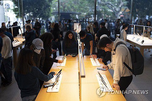 LA 애플 매장에서 아이폰15를 체험하는 사람들[AP 연합뉴스]