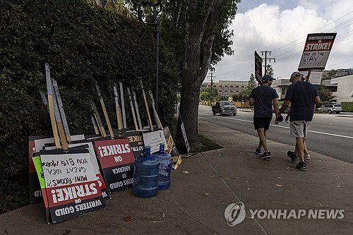 월트디즈니 스튜디오 앞에 높인 미국작가조합(WGA)의 파업 시위 피켓[EPA=연합뉴스. 재판매 및 DB 금지]
