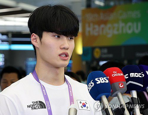 취재진과 인터뷰하는 황선우(항저우=연합뉴스) 이지은 기자 = 2022 항저우 아시안게임에 출전하는 대한민국 수영대표팀의 황선우가 21일 중국 항저우 샤오산 국제공항을 통해 입국한 뒤 취재진의 질문에 답하고 있다. 2023.9.21 jieunlee@yna.co.kr