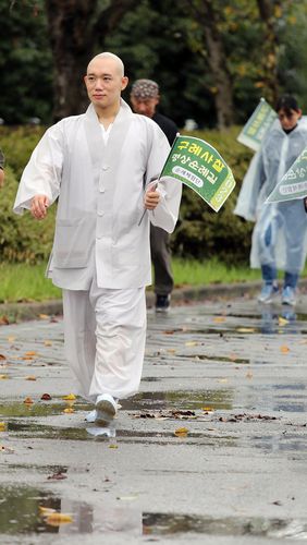 섬진강 인근 걷는 '꽃스님'(구례=연합뉴스) 이세원 기자 = 21일 전남 구례군 섬진강 인근 도로에서 '꽃스님'으로 주목받은 범정스님(왼쪽)이 '구례사찰 명상순례길' 순례체험단과 함께 이동하고 있다. 2023.9.24