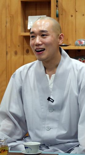 찻 마시며 듣는 '꽃스님' 말씀(구례=연합뉴스) 이세원 기자 = 21일 전남 구례군 화엄사에서 '꽃스님'으로 유명한 범정스님이 '구례사찰 명상순례길' 순례체험단과 차담을 하고 있다. 2023.9.24