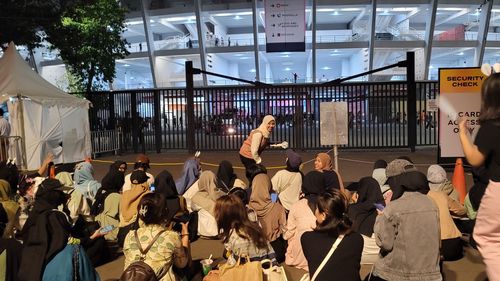 "새어 나오는 소리라도 듣자"(자카르타=연합뉴스) 박의래 특파원 = 23일(현지시간) 'SM타운 라이브 2023 자카르타 위드 KB뱅크' 콘서트가 열린 인도네시아 자카르타 겔로라 붕 카르노(GBK) 주 경기장 밖에서 티켓을 구하지 못 한 팬들이 새어 나오는 소리라도 듣겠다며 공연장 밖에서 자리를 잡고 앉아 있다. 2023.9.24. laecorp@yna.co.kr