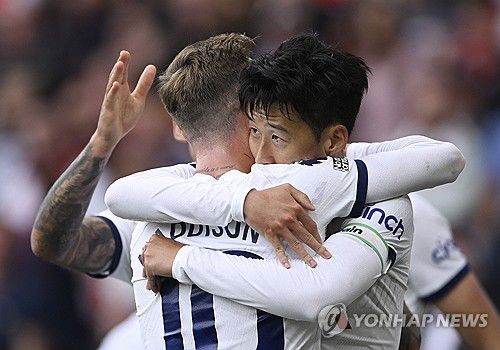 득점을 도운 제임스 매디슨과 포옹하는 손흥민[로이터=연합뉴스]