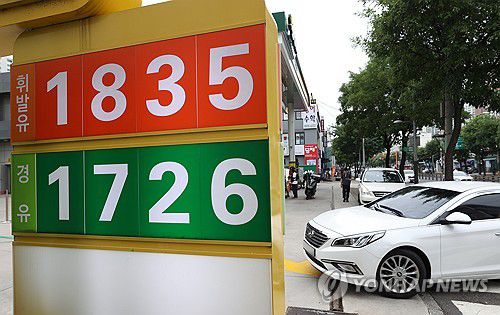 국제 유가 오름세에 수입물가도 1년 5개월만에 최대폭 상승(서울=연합뉴스) 김성민 기자 = 한국은행이 수출입물가지수를 발표한 13일 서울 시내 한 주유소의 모습.      수출입물가지수 통계에 따르면 지난달 국제 유가가 오르며 수출·수입 제품 물가가 1년 5개월만에 가장 큰 폭으로 상승했다. 8월 기준 수입물가지수(원화 기준 잠정치·2015년=100)는 135.96으로 7월(130.21)보다 4.4% 상승했다. 2023.9.13 ksm7976@yna.co.kr