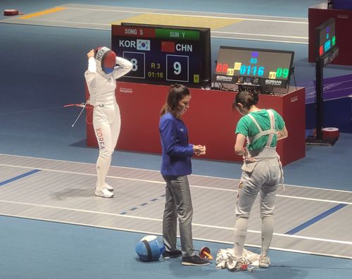 장비를 정비하는 쑨이원과 기다리는 최인정(왼쪽)[촬영 홍규빈]