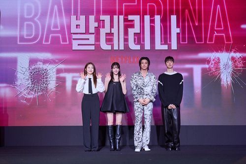 '발레리나' 제작보고회(서울=연합뉴스) 25일 영화 '발레리나'의 제작보고회에 참석한 이충현 감독과 배우 김지훈, 전종서, 박유림. (오른쪽부터) ljglory@yna.co.kr [넷플릭스 제공. 재판매 및 DB 금지] (끝)