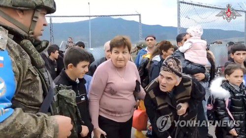 러시아 평화유지군 캠프로 피신한 아르메니아인들(스테파나케르트 AP=연합뉴스) 아제르바이잔과 아르메니아의 영토분쟁이 재발한 가운데 분쟁지인 나고르노-카라바흐 인근 도시 스테파나케르트에 사는 아르메니아인들이 러시아 평화유지군이 운영하는 난민수용소로 피신하고 있다. 캅카스산맥의 고원 지대에 자리 잡은 나고르노-카라바흐는 주민의 80%가 아르메니아인이지만 아제르바이잔 영토에 속해 있다. 2023.09.21 kjw@yna.co.kr