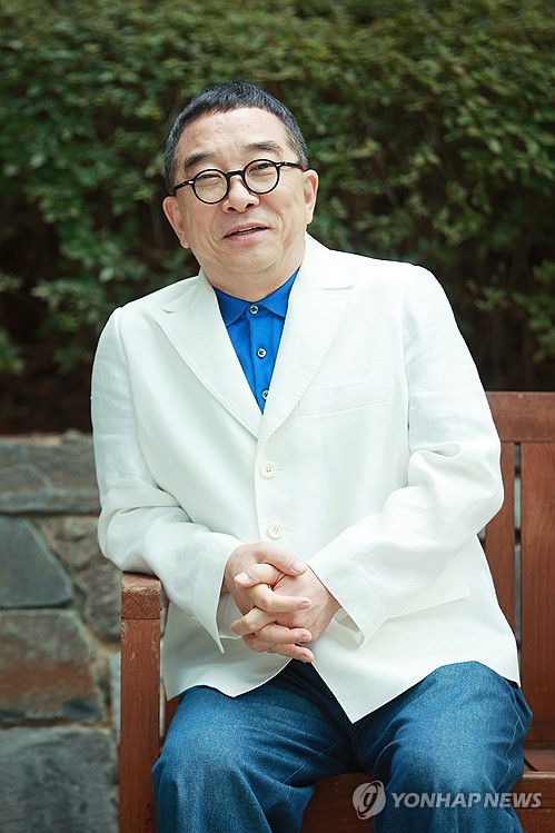 '작은 거인' 김수철, 지휘자 데뷔(서울=연합뉴스) 진연수 기자 = 데뷔 45주년 기념 공연을 앞둔 가수 김수철이 지난 21일 서울 종로구 수송동 연합뉴스 사옥에서 인터뷰에 앞서 포즈를 취하고 있다. 2023.9.25 jin90@yna.co.kr