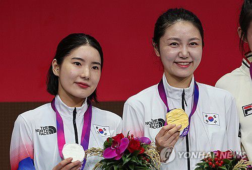 최인정 금, 송세라 은(항저우=연합뉴스) 신현우 기자 = 24일 중국 항저우 전자대학 체육관에서 열린 항저우 아시안게임 여자 에페 개인전에서 금메달를 딴 최인정과 은메달을 딴 송세라가 기념 촬영하고 있다. 2023.9.24 nowwego@yna.co.kr