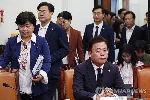 여전히 굳은 표정의 민주당(서울=연합뉴스) 신준희 기자 = 25일 국회에서 열린 더불어민주당 최고위원회의에 최고위원들이 입장하고 있다. 앉아있는 이는 송갑석 최고위원. 2023.9.25 hama@yna.co.kr