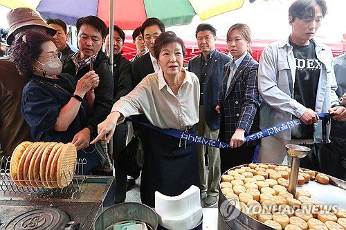 현풍시장 찾은 박근혜 전 대통령(대구=연합뉴스) 윤관식 기자 = 박근혜 전 대통령이 25일 대구 달성군 현풍시장을 찾아 장을 보고 있다. 2023.9.25 psik@yna.co.kr