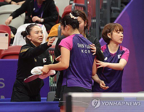 한국 여자탁구, 일본에 아쉽게 패배(항저우=연합뉴스) 류영석 기자 = 탁구 여자 단체 대표팀 전지희와 서효원이 25일 중국 항저우 궁수 캐널 스포츠파크 체육관에서 열린 2022 항저우 아시안게임 탁구 여자 단체전 준결승 일본전에서 아쉽게 패한 뒤 마지막 단식 출전 선수인 신유빈을 위로하고 있다. 2023.9.25 ondol@yna.co.kr