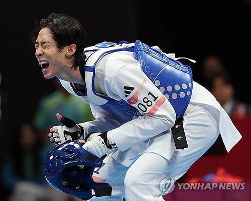 장준 '금메달이다!'(항저우=연합뉴스) 박동주 기자 = 장준이 25일 중국 저장성 항저우의 린안 스포츠문화전시센터에서 열린 항저우 아시안게임 태권도 겨루기 남자 58㎏급 결승전에서 이란 마흐디 하지모사에이나포티에게 승리를 거둔 뒤 환호하고 있다. 2023.9.25 pdj6635@yna.co.kr