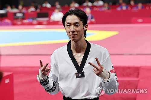승리의 브이(항저우=연합뉴스) 박동주 기자 = 장준이 25일 중국 저장성 항저우의 린안 스포츠문화전시센터에서 열린 항저우 아시안게임 태권도 겨루기 남자 58㎏급 결승전에서 이란 마흐디 하지모사에이나포티에게 승리를 거둔 뒤 포즈를 취하고 있다. 2023.9.25 pdj6635@yna.co.kr