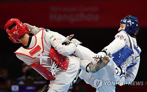 장준, 쉴틈없이 공격(항저우=연합뉴스) 박동주 기자 = 장준이 25일 중국 저장성 항저우의 린안 스포츠문화전시센터에서 열린 항저우 아시안게임 태권도 겨루기 남자 58㎏급 결승전에서 이란 마흐디 하지모사에이나포티에게 공격을 하고 있다. 2023.9.25 pdj6635@yna.co.kr