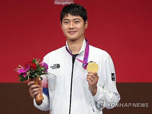 AG 사브르 정상 오른 오상욱(항저우=연합뉴스) 이지은 기자 = 2022 항저우 아시안게임 펜싱 남자 사브르 개인전에서 금메달을 차지한 오상욱이 25일 중국 항저우 전자대학 체육관에서 열린 메달 시상식에서 금메달을 들어 보이고 있다. 2023.9.25 jieunlee@yna.co.kr