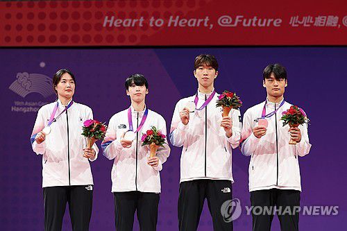 태권도 겨루기 혼성단체전 은메달(항저우=연합뉴스) 박동주 기자 = 25일 중국 저장성 항저우의 린안 스포츠문화전시센터에서 열린 항저우 아시안게임 태권도 겨루기 혼성단체전 결승전에서 은메달을 획득한 대한민국 김잔디, 이다빈, 박우혁, 서건우가 포즈를 취하고 있다. 2023.9.25 pdj6635@yna.co.kr