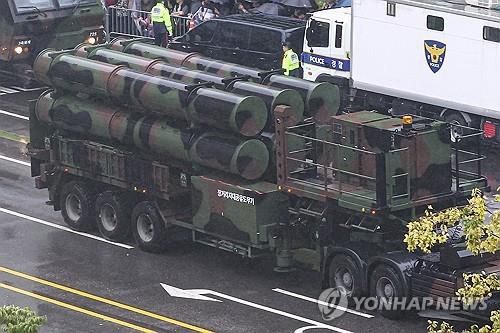 도심에 나타난 '3축 체계 핵심' L-SAM    (서울=연합뉴스) 서대연 기자 = 건군 75주년 국군의 날 기념행사가 열린 26일 오후 서울 중구 세종대로에서 열린 시가행진에서 장거리지대공유도무기 L-SAM 장비가 기동하고 있다.      L-SAM은 먼 거리에서 높은 고도로 날아오는 북한 탄도미사일을 요격하기 위해 개발 중인 장거리 요격 미사일로, 3축 체계 중 한국형 다층 미사일방어체계(KAMD)에 해당한다. 2023.9.26     dwise@yna.co.kr (끝)