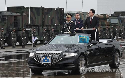 지대지미사일 현무 사열하는 윤석열 대통령    (성남=연합뉴스) 임헌정 기자 = 윤석열 대통령이 26일 성남 서울공항에서 열린 건군 제75주년 국군의날 기념식에서 사열하며 지대지미사일 현무 앞을 지나고 있다. 2023.9.26     kane@yna.co.kr (끝)