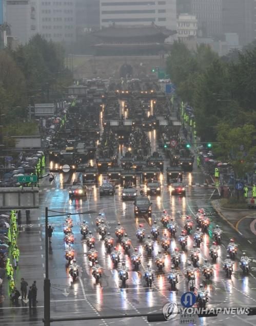 국군의날 기념행사 시가행진    (서울=연합뉴스) 서대연 기자 = 건군 75주년 국군의 날 기념행사가 열린 26일 오후 군 장병들과 장비들이 서울 중구 세종대로에서 시가행진하고 있다. 2023.9.26     seephoto@yna.co.kr (끝)