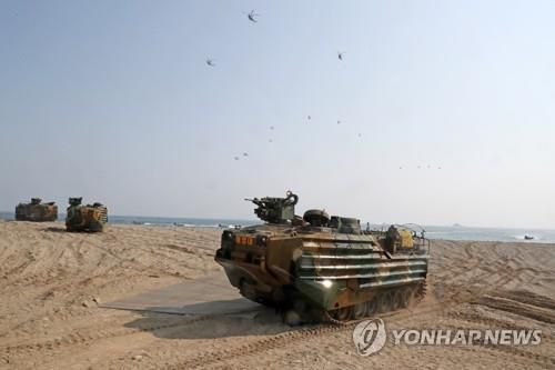 상륙돌격훈련에 나온 장갑차 2023년 3월 29일 경북 포항시 북구 해안에서 2023 쌍용훈련의 하나로 진행된 연합 상륙돌격훈련에서 한국형 상륙돌격장갑차(KAAV)가 육지로 돌진하고 있다.  [연합뉴스 자료사진]