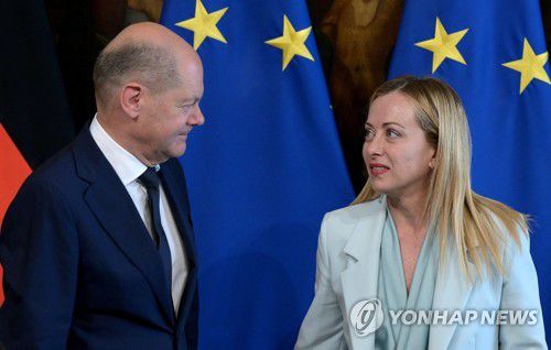 지난 6월 로마에서 만난 멜로니 총리와 숄츠 총리[EPA 연합뉴스 자료사진. 재판매 및 DB 금지]