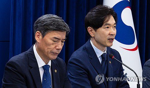 우리 해역 안전 관리 현황 설명하는 박성훈 해수부 차관(서울=연합뉴스) 황광모 기자 = 박성훈 해수부 차관(오른쪽)이 25일 오전 서울 종로구 정부서울청사에서 열린 후쿠시마 원전 오염수 방류 관련 일일 브리핑에 참석해 우리 해역 및 수산물 안전 관리 현황을 설명하고 있다.  2023.9.25 hkmpooh@yna.co.kr