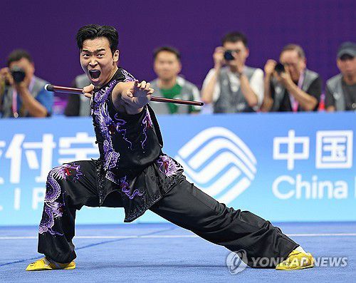 이용문, '힘차게'(항저우=연합뉴스) 류영석 기자 = 한국 우슈 대표팀 이용문이 26일 중국 항저우 샤오산 구아리 문화 스포츠센터에서 열린 2022 항저우 아시안게임 우슈 남자 투로 남권·남곤 전능 결선에서 연기를 펼치고 있다. 2023.9.26 ondol@yna.co.kr