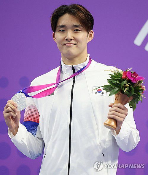 은메달 손에 든 김우민(항저우=연합뉴스) 이지은 기자 = 26일 중국 항저우 올림픽 스포츠센터 수영장에서 열린 2022 항저우 아시안게임 수영 남자 자유형 1500m 결승에서 은메달을 차지한 김우민이 시상식에서 메달을 들고 포즈를 취하고 있다. 2023.9.26 jieunlee@yna.co.kr