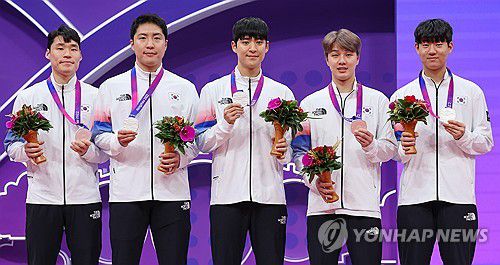 남자 탁구 단체전 은메달(항저우=연합뉴스) 신현우 기자 = 26일 중국 저장성 항저우 궁수 캐널 스포츠파크에서 열린 제19회 항저우 아시안게임 탁구 남자 단체전에서 은메달을 딴 한국 선수들이 시상대에 올라 기념 촬영하고 있다. 왼쪽부터 장우진, 임종훈, 박강현, 안재현, 오준성. 2023.9.26 nowwego@yna.co.kr