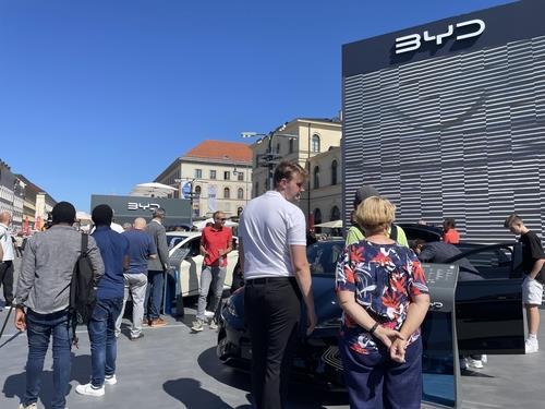 독일 IAA 모빌리티에 전시된 중국 토종 전기차 비야디   (뮌헨=연합뉴스) 이율 특파원 = 유럽 최대 모터쇼 독일 IAA 모빌리티 오픈스페이스의 비야디 전시장 둘러보는 독일 시민들. 2023.9.5