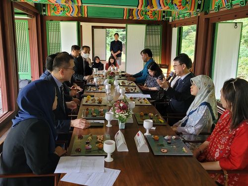간담회에서 발언하는 최응천 청장 오른쪽에서 마이크를 들고 발언하는 사람이 최응천 문화재청장 [문화재청 제공. 재판매 및 DB 금지]