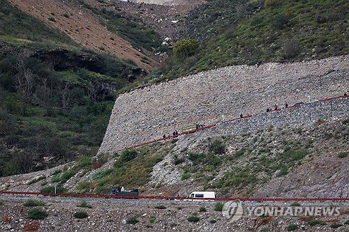 아제르바이잔에서 아르메니아로 넘어가려는 아르메니아계 주민들의 차량 행렬[AFP 연합뉴스 자료 사진. 재판매 및 DB 금지]