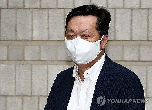 정진상 '법정으로'(서울=연합뉴스) 서대연 기자 = 정진상 전 더불어민주당 당대표실 정무조정실장이 19일 오전 서울 서초구 서울중앙지방법원에서 열린 '428억 약속·뇌물' 관련 1심 속행 공판에 출석하고 있다. 2023.9.19 [공동취재] dwise@yna.co.kr