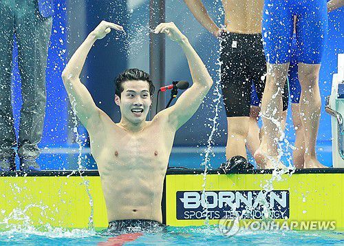 '마린보이'의 후계자(항저우=연합뉴스) 홍해인 기자 = 황선우가 25일 중국 항저우 올림픽 스포츠센터 수영장에서 열린 2022 항저우 아시안게임 수영 이틀째, 남자 800m 계영 결승에서 대한민국 선수들이금메달을 확정한 뒤 메달 획득의 기쁨을 만끽하고 있다. 2023.9.25 hihong@yna.co.kr