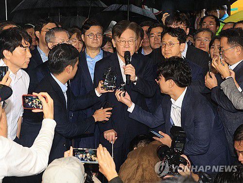 발언하는 이재명 대표(의왕=연합뉴스) 한종찬 기자 = 서울중앙지법이 27일 더불어민주당 이재명 대표에 대한 구속 전 피의자 심문 뒤 검찰이 청구한 구속영장을 기각했다. 더불어민주당 이재명 대표가 27일 경기 의왕 서울구치소를 나서며 발언하고 있다. 2023.9.27 saba@yna.co.kr