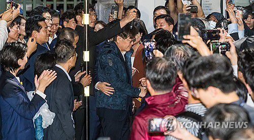 당지도부와 인사 나누는 이재명 대표(의왕=연합뉴스) 한종찬 기자 = 이재명 더불어민주당 대표가 27일 새벽 구속영장이 기각된 후 경기도 의왕시 서울구치소를 나서며 민주당 의원들과 인사를 나누고 있다. 2023.9.27 [공동취재] saba@yna.co.kr