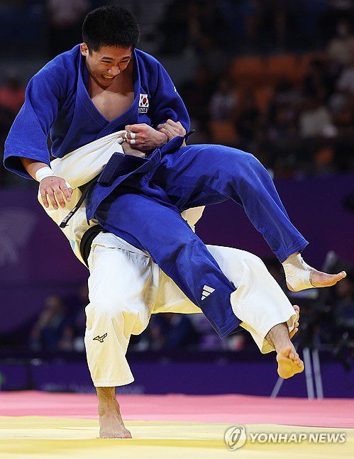 유도 혼성 단체, 준결승서 일본에 덜미(항저우=연합뉴스) 류영석 기자 = 27일 중국 항저우 샤오산 린푸 체육관에서 열린 항저우 아시안게임 유도 혼성 단체 준결승 한국과 일본의 경기에서 이은결(파란 도복)이 오요시 켄에게 한판을 허용하고 있다. 2023.9.27 ondol@yna.co.kr