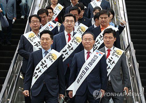서울역 찾은 국민의힘(서울=연합뉴스) 신준희 기자 = 국민의힘 김기현 대표와 윤재옥 원내대표 등 지도부가 27일 서울역에서 귀성길 시민들에게 인사하기 위해 걸어가고 있다. 2023.9.27 hama@yna.co.kr