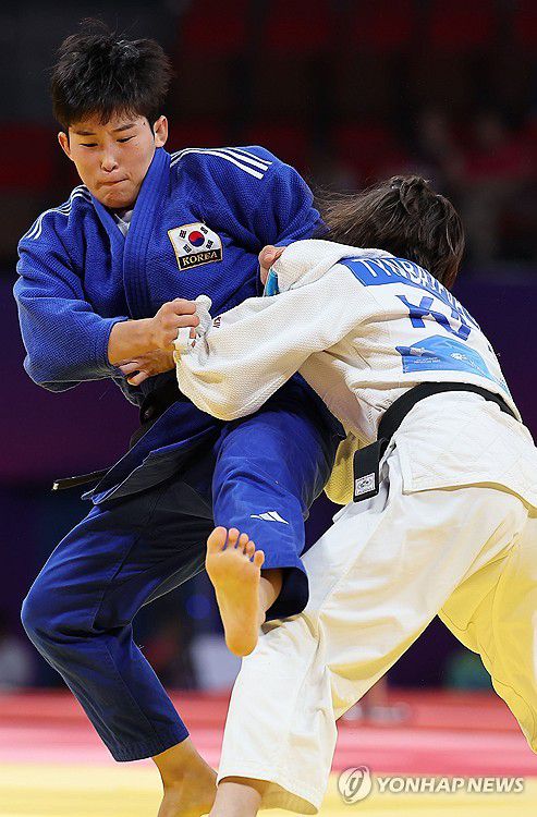 정예린 동메달 결정전(항저우=연합뉴스) 류영석 기자 = 대한민국 정예린이 24일 중국 항저우 샤오산 린푸 체육관에서 열린 항저우 아시안게임 유도 여자 52kg급 동메달결정전에서 카자흐스탄 갈리야 틴바예바를 상대하고 있다. 2023.9.24 ondol@yna.co.kr