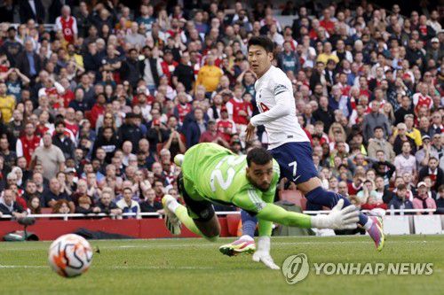 유럽 통산 199번째 골 터뜨리는 손흥민(런던 AP=연합뉴스) 잉글랜드 프로축구 프리미어리그(EPL) 토트넘 홋스퍼 손흥민(오른쪽)이 24일(현지시간) 영국 런던 에미레이츠 스타디움에서 아스널을 상대로 열린 2023-2024 EPL 6라운드 원정 경기에서 멀티 골을 터뜨리고 있다. 이날 손흥민은 유럽 무대에서 개인 통산 199골을 기록했고, 팀은 2-2로 아스널과 무승부를 차지했다. 2023.09.25 ddy04002@yna.co.kr