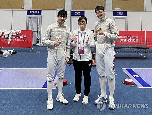 장미란 2차관, 2022 항저우 아시아경기대회 출전선수 격려(서울=연합뉴스) 장미란 문화체육관광부 제2차관이 지난 25일 중국 항저우에서 열린 2022 항저우 아시아경기대회 펜싱 남자 사브르에 출전한 구본길, 오상욱 선수를 만나 기념 촬영하고 있다. 2023.9.26 [문화체육관광부 제공. 재판매 및 DB 금지] photo@yna.co.kr