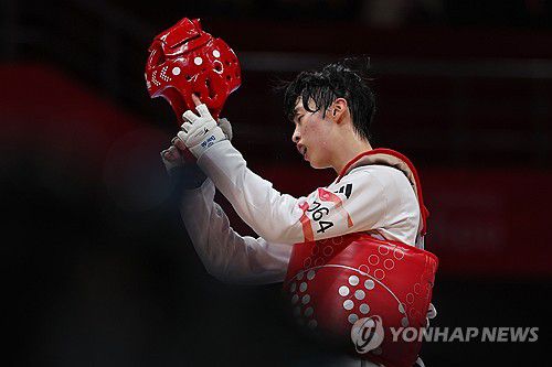 이다빈 태권도 67kg 초과급 은메달(항저우=연합뉴스) 신현우 기자 = 28일 중국 저장성 항저우 린안 스포츠문화전시센터에서 열린 제19회 항저우 아시안게임 태권도 여자 67kg 초과급 결승에서 한국 이다빈이 중국 저우쩌치에게 패한 뒤 아쉬워하고 있다. 2023.9.28 nowwego@yna.co.kr