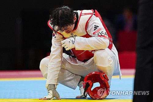 이다빈 결승에서 저우쩌치에 패(항저우=연합뉴스) 신현우 기자 = 28일 중국 저장성 항저우 린안 스포츠문화전시센터에서 열린 제19회 항저우 아시안게임 태권도 여자 67kg 초과급 결승에서 한국 이다빈이 중국 저우쩌치에게 패한 뒤 아쉬워하고 있다. 2023.9.28 nowwego@yna.co.kr