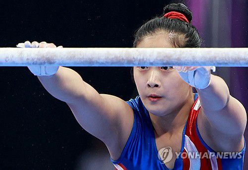 도마-이단평행봉 2관왕 북한 안창옥(항저우=연합뉴스) 홍해인 기자 = 북한 안창옥이 28일 중국 항저우 황룽 스포츠센터 체육관에서 열린 2022 항저우 아시안게임(AG) 여자 기계체조 이단평행봉 결선에서 연기를 펼치고 있다.      안창옥은 도마에 이어 이단평행봉에서도 금메달을 차지하며 북한 첫 2관왕에 올랐다. 2023.9.28 hihong@yna.co.kr