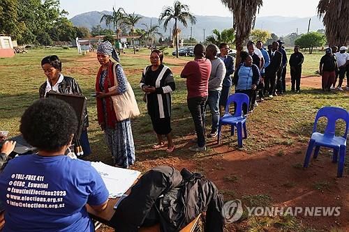 투표소 밖에 줄지어 선 에스와티니 유권자들[로이터 연합뉴스. 재판매 및 DB 금지]